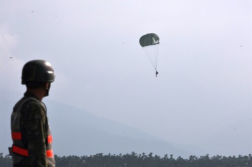 強化官兵空降 空訓中心進行學員執行CH-47運輸機跳傘訓練