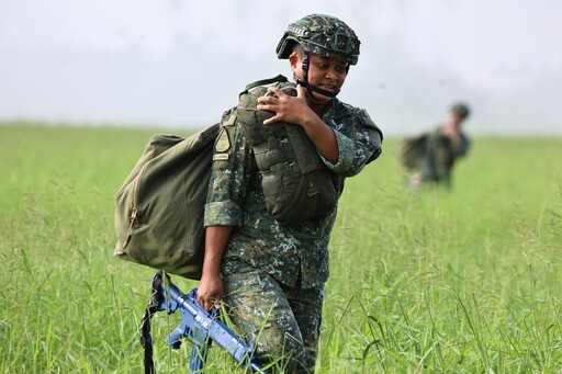 強化官兵空降 空訓中心進行學員執行CH-47運輸機跳傘訓練