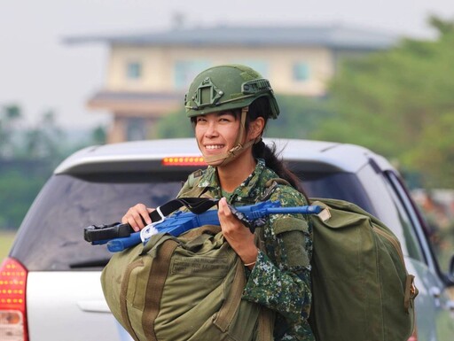 獨／黑鷹高空跳傘 正妹女士官巾幗不讓鬚眉