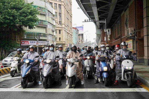 機車族騎車不狼狽！極鋒雨衣3秒快速穿脫 帥氣新選擇