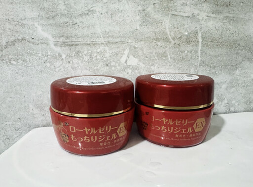 一擦肌膚秒爆水!正妹秀「護膚法寶」10秒甩乾癢 網激推:絕對要囤貨