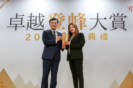 穩穩信用受經濟部次長何晉滄頒發2025卓越登峰客戶信賴獎