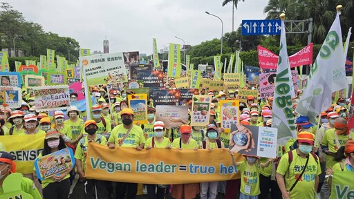 「純素國策行動」登凱道遊行 兩千人靜坐倡議純素飲食 盼政府正視推動純素政策