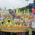 「純素國策行動」登凱道遊行 兩千人靜坐倡議純素飲食 盼政府正視推動純素政策