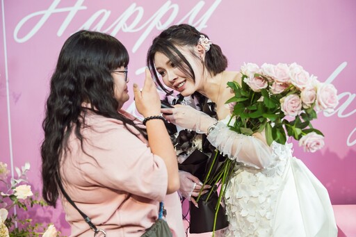 億級「帶貨女王」生日辦粉絲見面會 暖心送愛微型社福「宣布1喜訊」