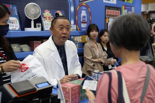 勝昌製藥全新設計閃耀2025生技展 代言人邰智源擔任一日店長人氣爆棚!