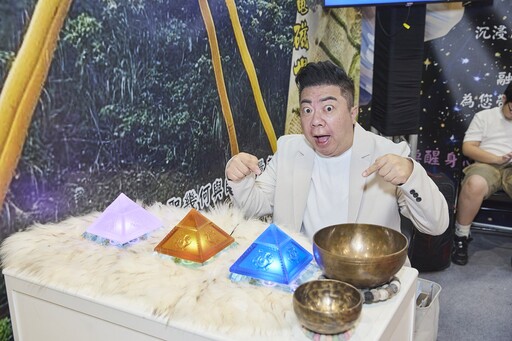 董哥受贈「這款禮物」逆風翻盤 笑說工作滿檔、數錢數到手抽筋