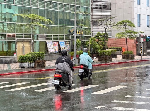 豪雨狂炸！C2C推極鋒雨衣限時優惠現省800元