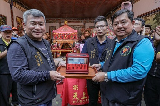 白沙屯媽最愛小孩！北上讚境沿途贈「紗布衣、小橘帽」與孩童結緣