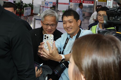 黃仁勳搭專機快閃台南 視察台積電3奈米產線並將出席運動會