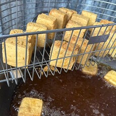 龍潭湖旅遊美食：外酥內嫩臭豆腐 成旅人散步後必嘗小吃！