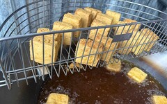 龍潭湖旅遊美食：外酥內嫩臭豆腐 成旅人散步後必嘗小吃！