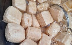 台東市建興路美食必吃！一塊塊香氣四溢的港式臭豆腐引人駐足