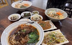 台中西屯牛肉麵必吃！手工麵條Q彈、皮蛋炸醬香濃雙主打