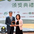 番路鄉農會榮獲「農金獎特優」總幹事趙幸芳接受陳駿季部長表揚