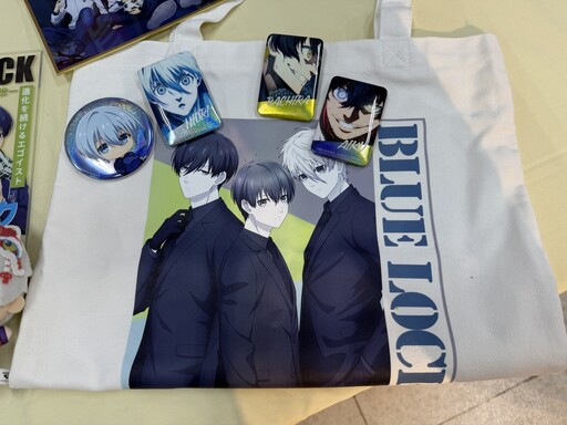 《藍色監獄》快閃店今日起現身東區地下街第二廣場 帶來多項全新週邊與打卡拍照牆