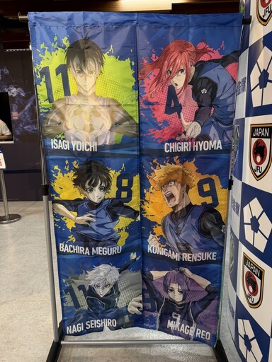 《藍色監獄》快閃店今日起現身東區地下街第二廣場 帶來多項全新週邊與打卡拍照牆