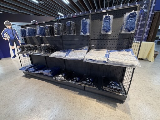 《藍色監獄》快閃店今日起現身東區地下街第二廣場 帶來多項全新週邊與打卡拍照牆