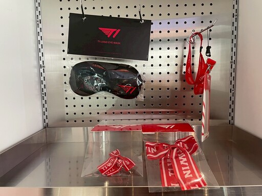 《英雄聯盟》T1 BASE CAMP 釜山現場開箱 展出 DOFGK 豐富周邊、奪冠立牌及人生四格拍貼機