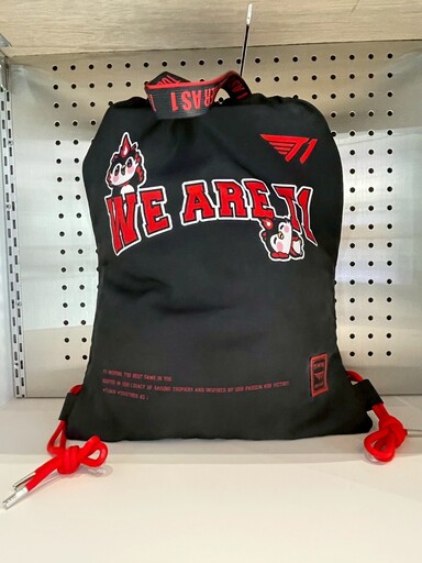 《英雄聯盟》T1 BASE CAMP 釜山現場開箱 展出 DOFGK 豐富周邊、奪冠立牌及人生四格拍貼機