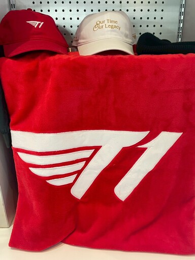 《英雄聯盟》T1 BASE CAMP 釜山現場開箱 展出 DOFGK 豐富周邊、奪冠立牌及人生四格拍貼機