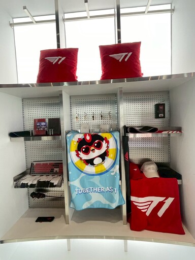 《英雄聯盟》T1 BASE CAMP 釜山現場開箱 展出 DOFGK 豐富周邊、奪冠立牌及人生四格拍貼機