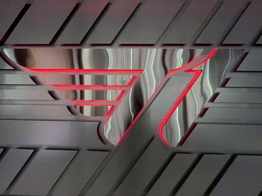 《英雄聯盟》T1 BASE CAMP 釜山現場開箱 展出 DOFGK 豐富周邊、奪冠立牌及人生四格拍貼機