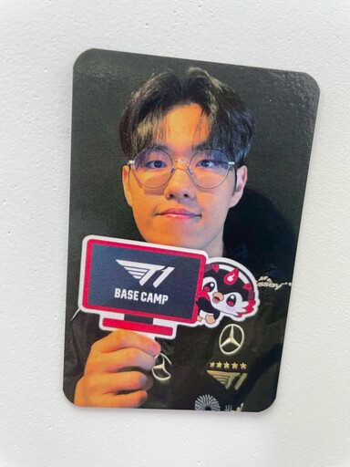 《英雄聯盟》T1 BASE CAMP 釜山現場開箱 展出 DOFGK 豐富周邊、奪冠立牌及人生四格拍貼機