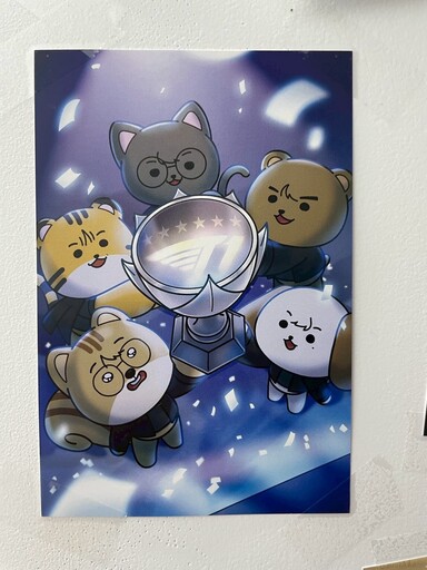 《英雄聯盟》T1 BASE CAMP 釜山現場開箱 展出 DOFGK 豐富周邊、奪冠立牌及人生四格拍貼機