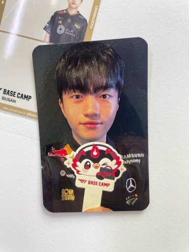 《英雄聯盟》T1 BASE CAMP 釜山現場開箱 展出 DOFGK 豐富周邊、奪冠立牌及人生四格拍貼機