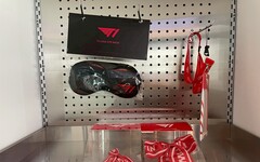 《英雄聯盟》T1 BASE CAMP 釜山現場開箱 展出 DOFGK 豐富周邊、奪冠立牌及人生四格拍貼機