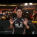 歐哈娜！《英雄聯盟》昨晚 HLE 戰勝 T1 後 Zeus 比出「不慶祝手勢」