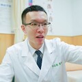 甲狀腺瘤腫如芭樂 氣管竟被擠歪一邊