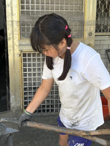 急診醫師提醒鏟子超人 救災也不忘自我保護