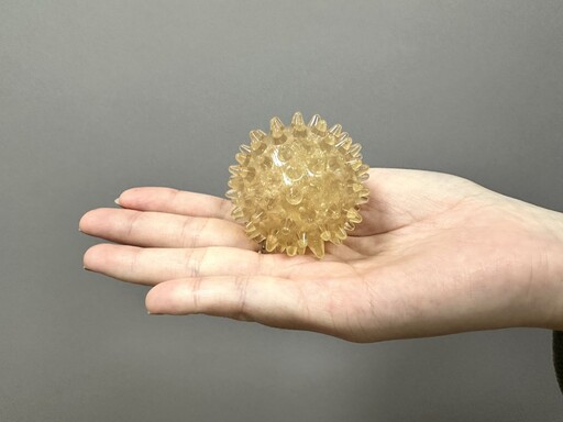 化廢為寶 醫療廢棄物變身按摩球