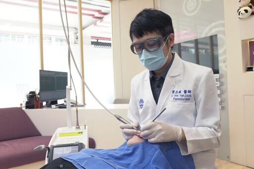 【有影】新式水雷射輔助牙周治療和傳統牙周刮刀治療有何差異？專科醫師結合高科技儀器 看病不必再驚慌