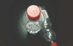 「瓶裝水」放車上喝了得乳癌？ 毒物專家闢謠！秒懂各類塑膠禁忌