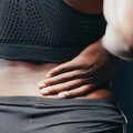 長期下背疼痛？ 這些警訊出現小心「僵直性脊椎炎」