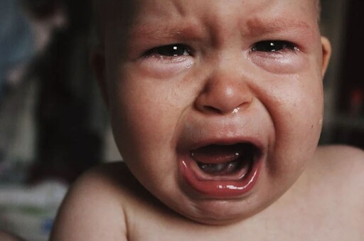 1歲童多日不明發燒狂吐 醫見「嘴發紅、手腳腫」竟是頑固惡病！