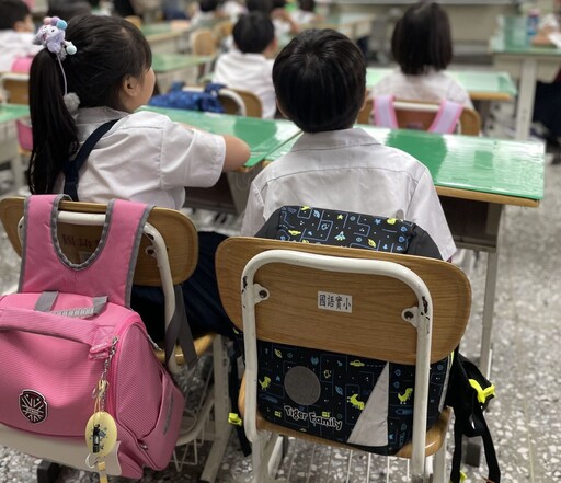 開學頭一天「頭傾+凸肚」姿勢怪 當心！書包太重正在傷腰頸