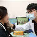 季節轉換臉紅紅很可愛？ 正妹業務其實「玫瑰斑」發炎嚴重