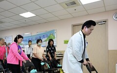 爬二樓就狂喘、腳軟 她年逾50歲就肌少症！醫三招養好肌耐力