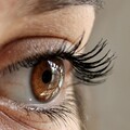 眼前突冒大量「飛蚊+閃光」 40歲熟男竟已視網膜裂孔又剝離