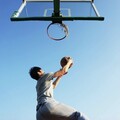 籃球、爬山好手突然容易「腰酸背痛」 一查竟是僵直性脊椎炎