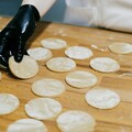 禁「找錢摸食物」惹怨 食藥署：厲害師傅可一手料理一手收錢