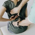 她扶人起身「喀一聲」從此背痛不斷… 竟是骨質疏鬆已骨折