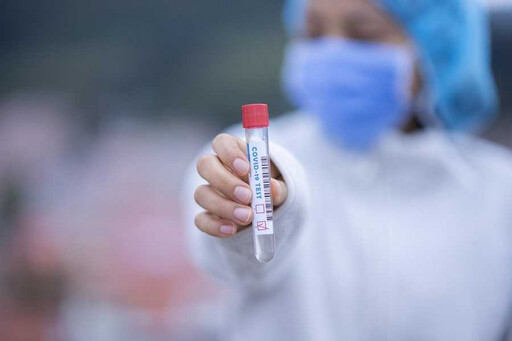 新冠大流行「10人有4個中」 醫曝3腸胃症狀:快篩驗一下