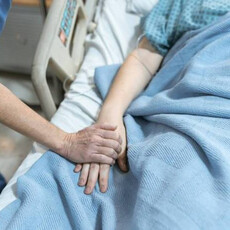 60歲男臀部20公分褥瘡「深可見骨」 醫揭原因：病死不了最痛苦