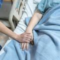 60歲男臀部20公分褥瘡「深可見骨」 醫揭原因：病死不了最痛苦