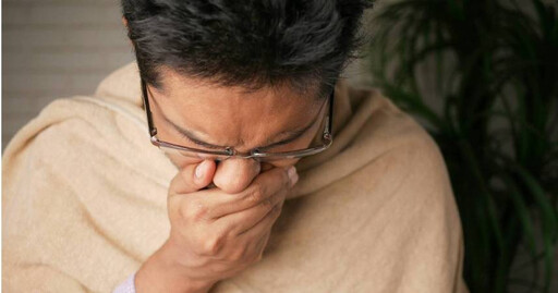 40多歲男長期咳嗽又疑染新冠 突「胸腔啪一聲」就醫驚見:已咳斷5肋骨
